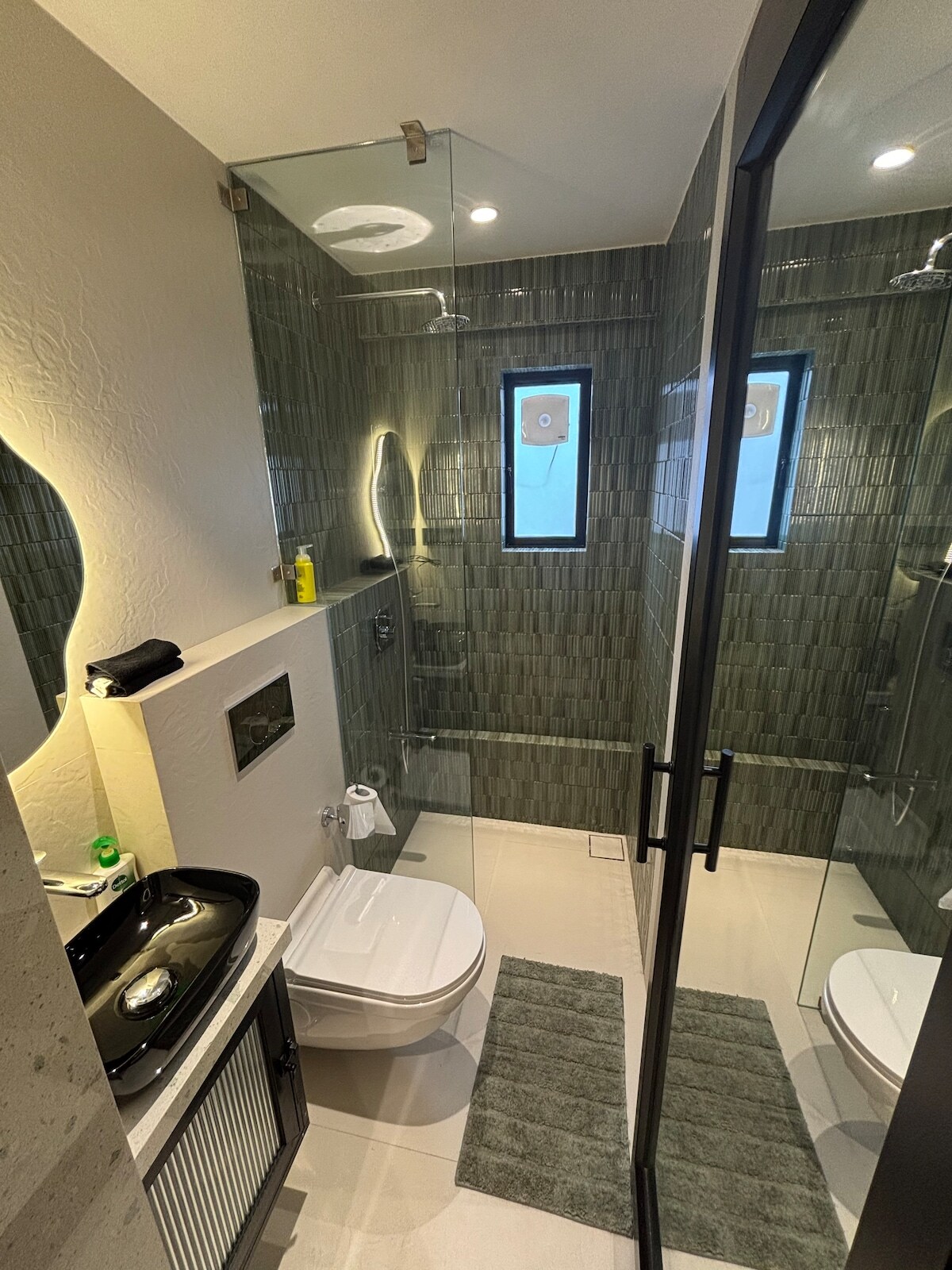 Compact Boutique studio in Bandra off Pali Hill - Tap to explore photos