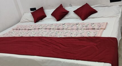 Karunanidhan palace Room Type - Luxury AC FAMILY ROOM 1