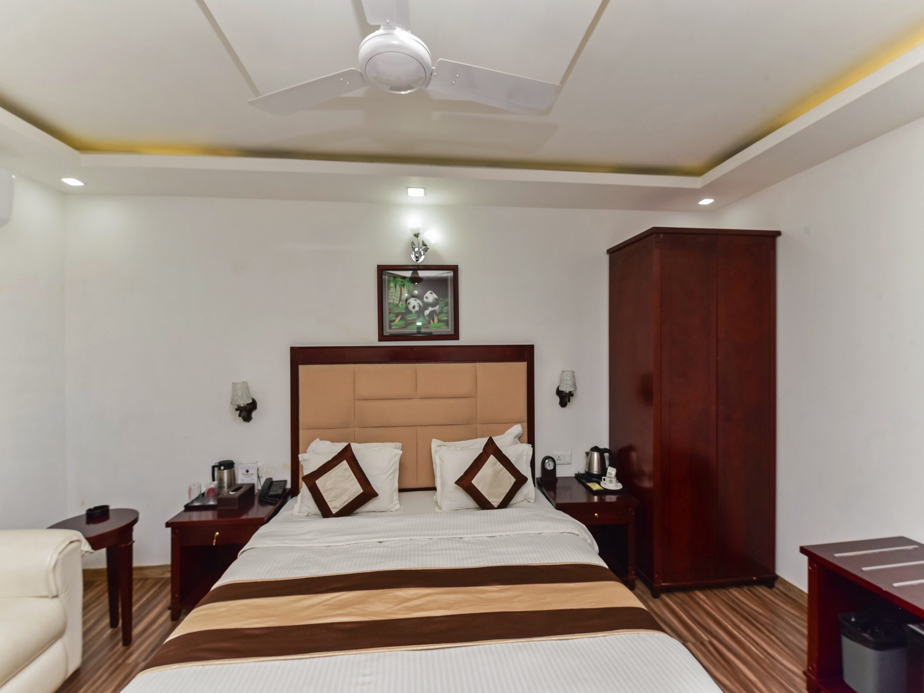 Hotel The Kanha Castle - Tap to explore photos