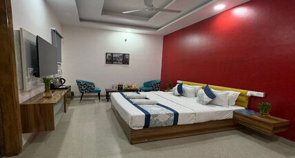 Radiant Blu Hotel - FNG Expressway & Gaur City Room Type - Classic Deluxe Room with Communal Balcony