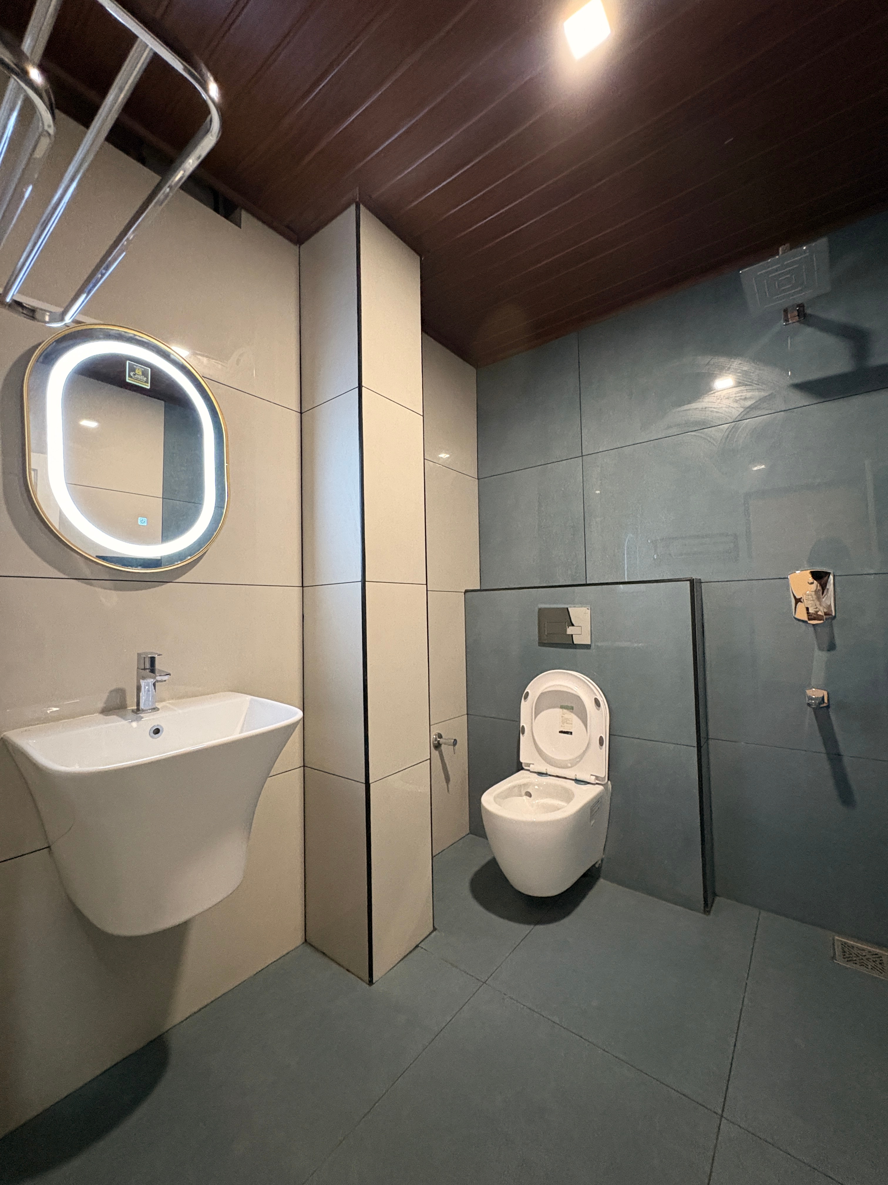 SHANTHI CASTLE INTERNATIONAL PREMIUM HOTEL - Tap to explore photos