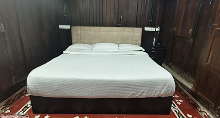 Pozhikarai Beach Resort Room Type - Deluxe King Bed Room