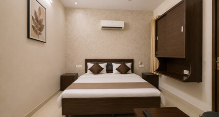 Hotel Devine Opp Jubilee Walk Mall & Near Gurdwara Sohana Room Type - Deluxe Room With Free WiFi