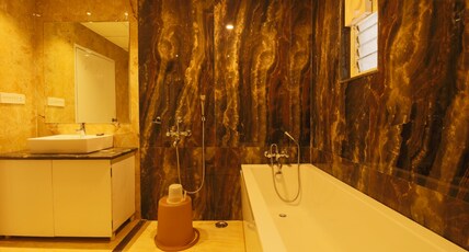ADB KANVAS Lataguri Room Type - Executive Luxuroius room with bathtub