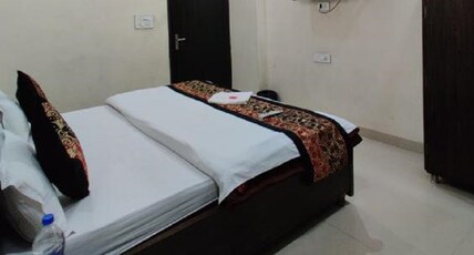 Rujhan BnB | Just 2 mins walk to Golden Temple Room Type - Deluxe Double Room with AC and Free Wifi