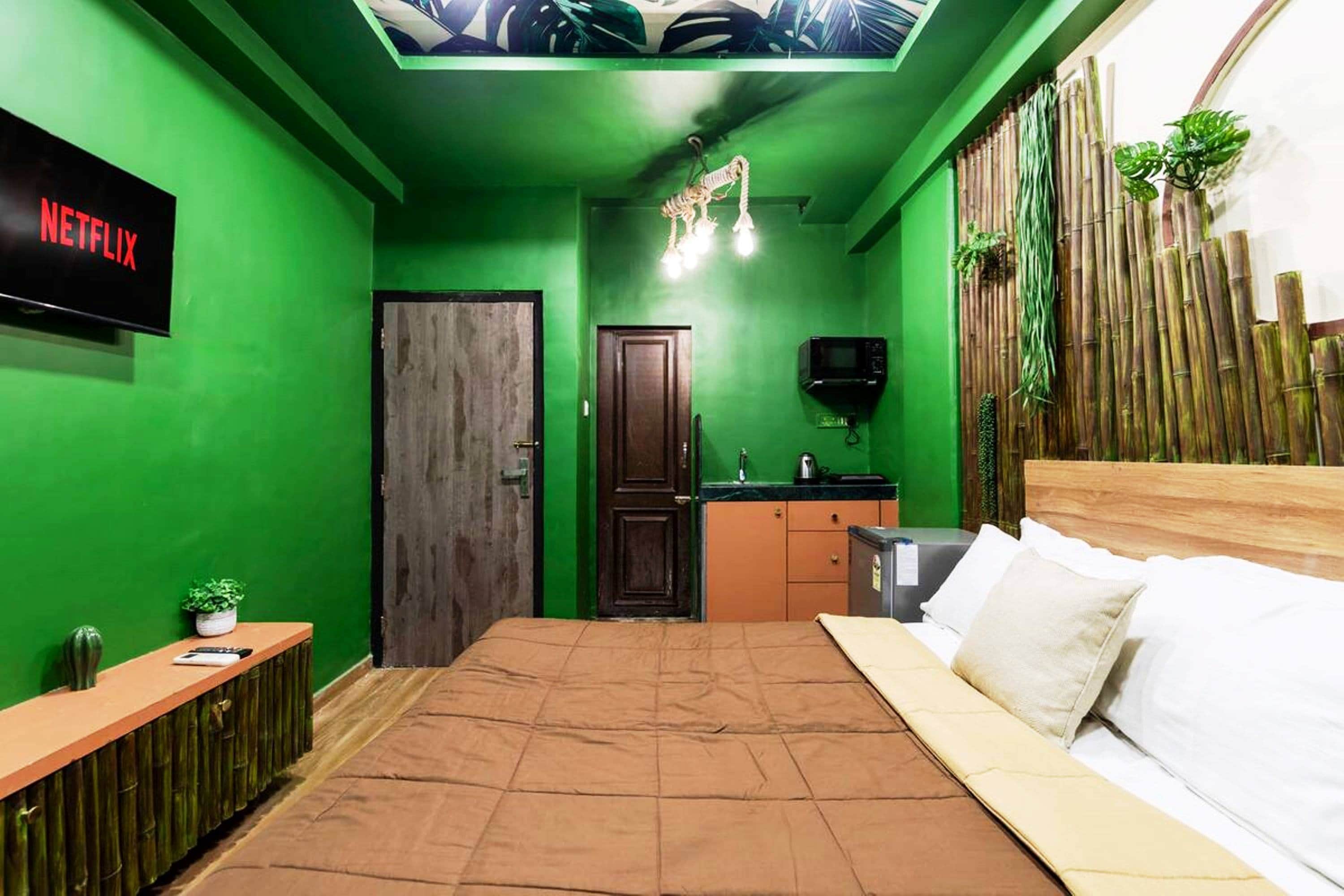 Tropical Room with a Bathtub - Tap to explore photos