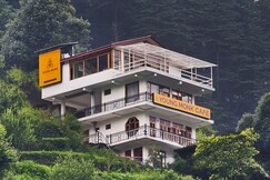 Young Monk Hostel & Cafe Jibhi