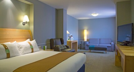 Holiday Inn Guildford Room Type - 1 Double Suite Sofa Bed