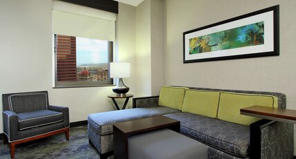 Embassy Suites Pittsburgh-Downtown Room Type - 2 QN STE HEAR ACC RIVER VW