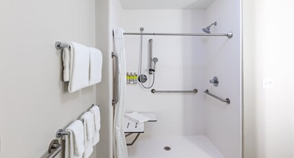 Holiday Inn Express & Suites Purcell Room Type - 1 King Standard Comm Access Roll Shwr