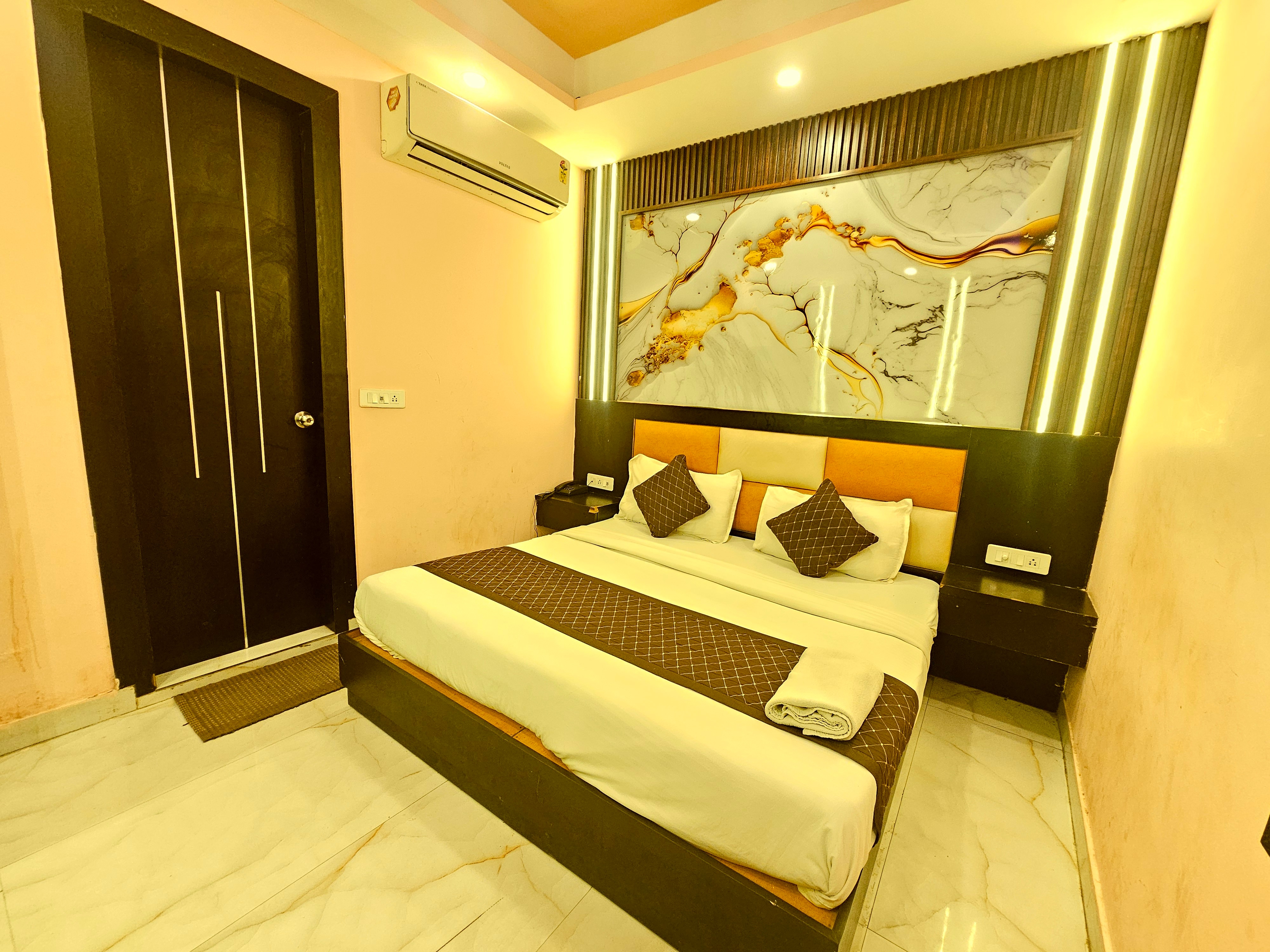 Jupiter BnB Near IGI Airport - Tap to explore photos