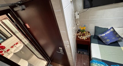 Traveller's Hostel Room Type - Budget Single Room