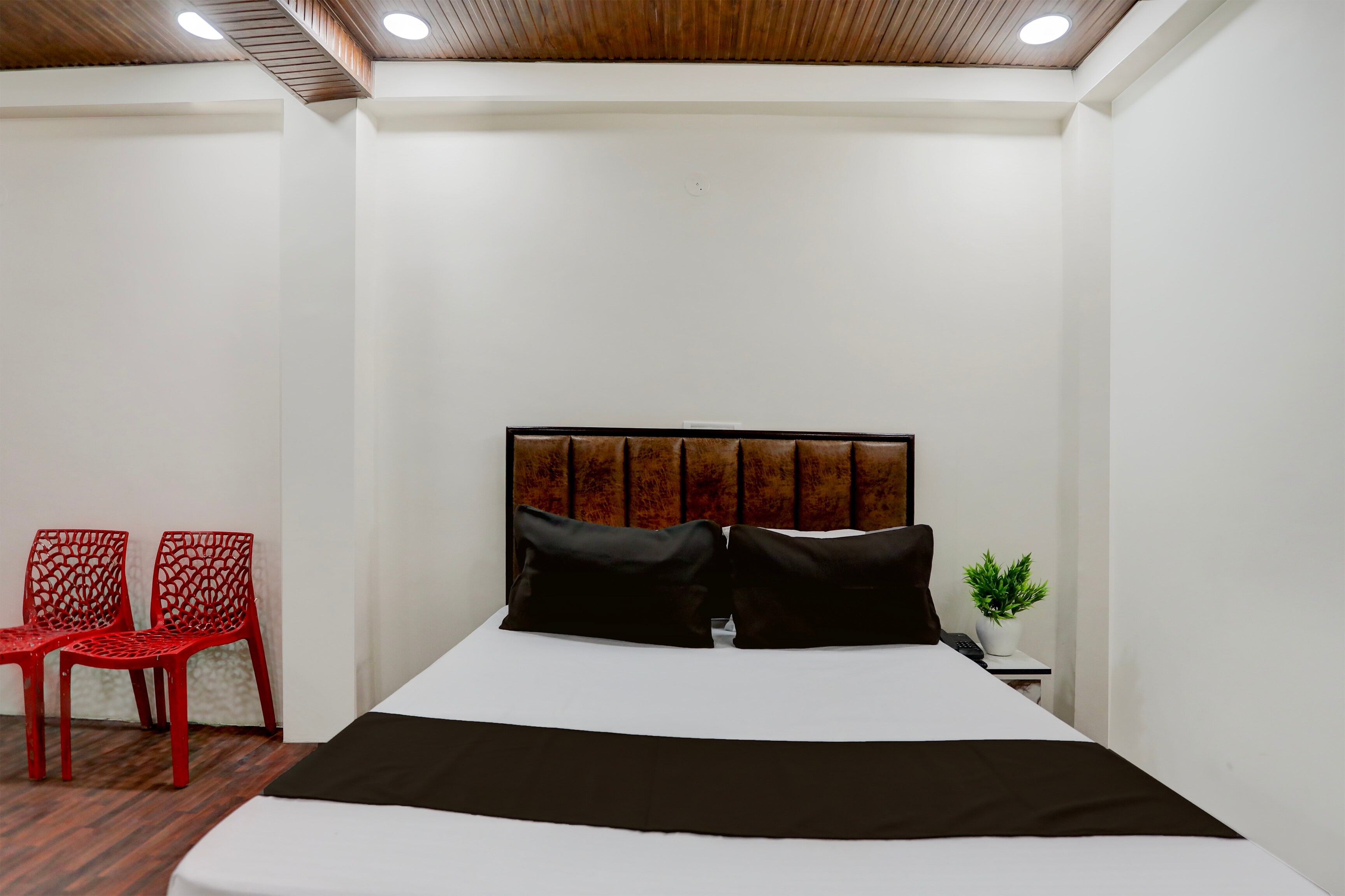 Hotel O Moon Light - Tap to explore photos