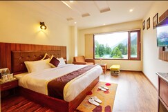 Maxwell Stays Manali