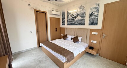 Hotel Krishna Tulsi Van - Near Bankey Bihari & ISKCON Room Type - Deluxe Room