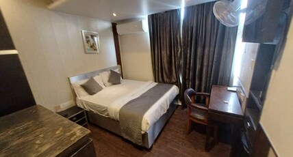 Hotel Golden Oak Room Type - Modern Room