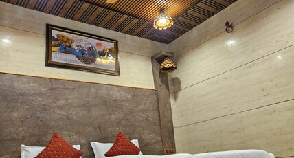 Ghanshyam Hotel Room Type - Deluxe Room with Air Conditioning