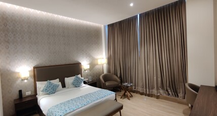 VIhang's Palm Club Room Type - Superior Room(Pool View)