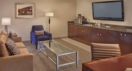DoubleTree by Hilton Little Rock Room Type - 1 KING BED EXECUTIVE NS