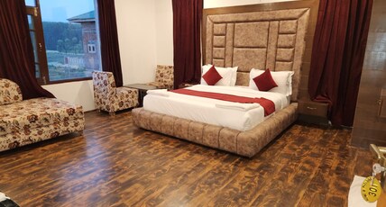 Hotel Home in Paradise !! 5 minutes walk to railway station !! Room Type - Family Interconnect With City View