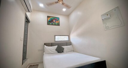 SHRI RADHEY KRISHNA PAYING GUEST HOUSE Room Type - Deluxe Room with Double Bed