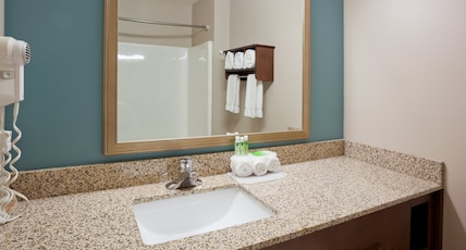 Holiday Inn Express and Suites St. Cloud Room Type - 3 Queen 2 Bedroom Suite Sofa Bed