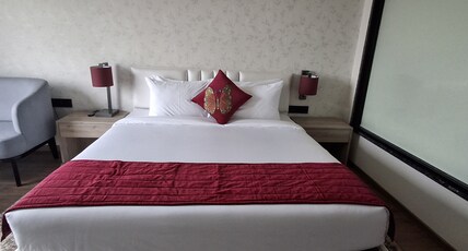 Rosastays Hansi Room Type - Deluxe Room with King Bed