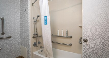 Hampton Inn & Suites by Hilton Wilder Room Type - 2QN MOB HEARING ACC TUB NS