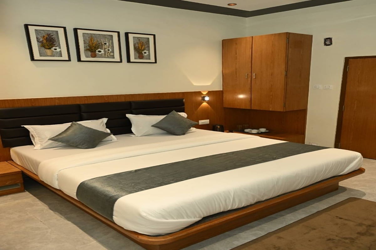 Hotel Shree Jee Inn - Tap to explore photos