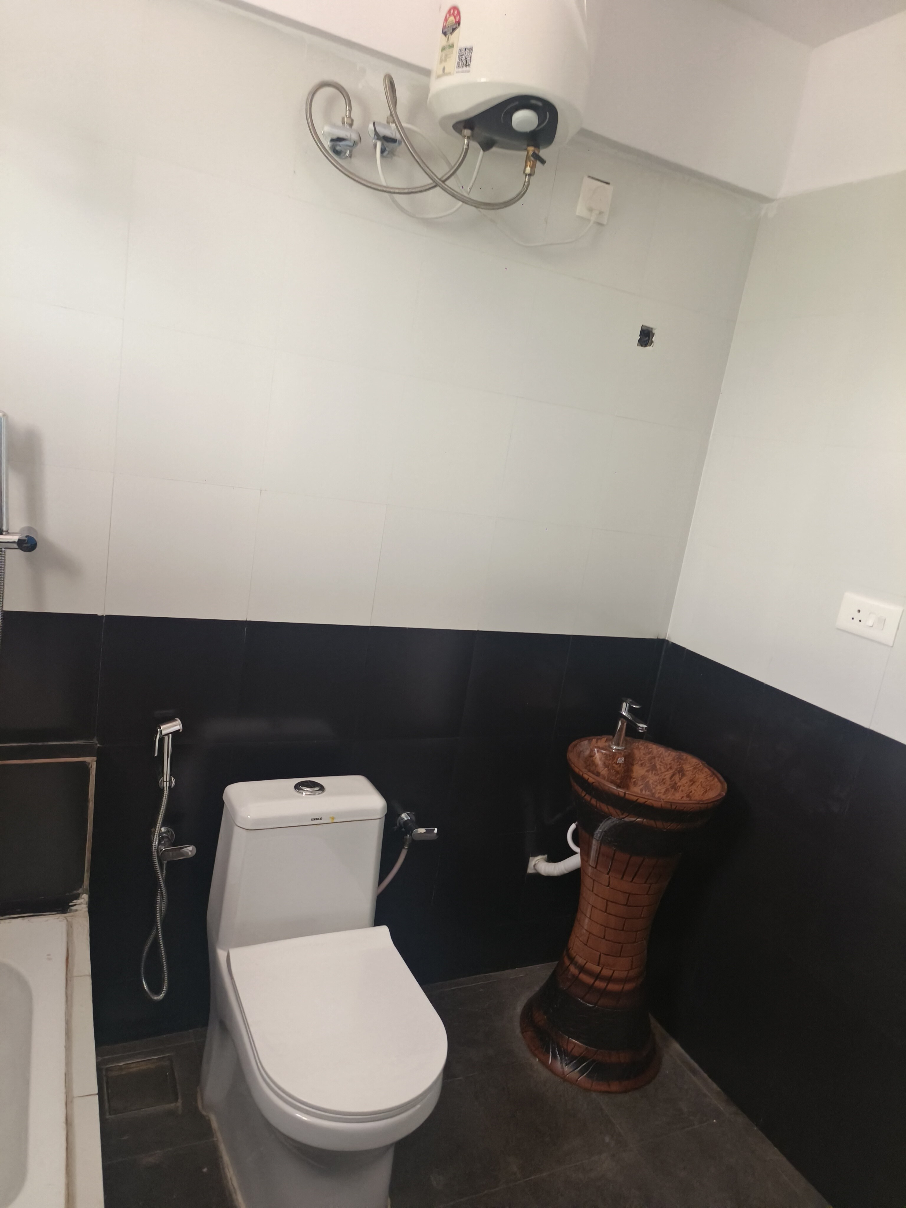 Joston's nest - Tap to explore photos