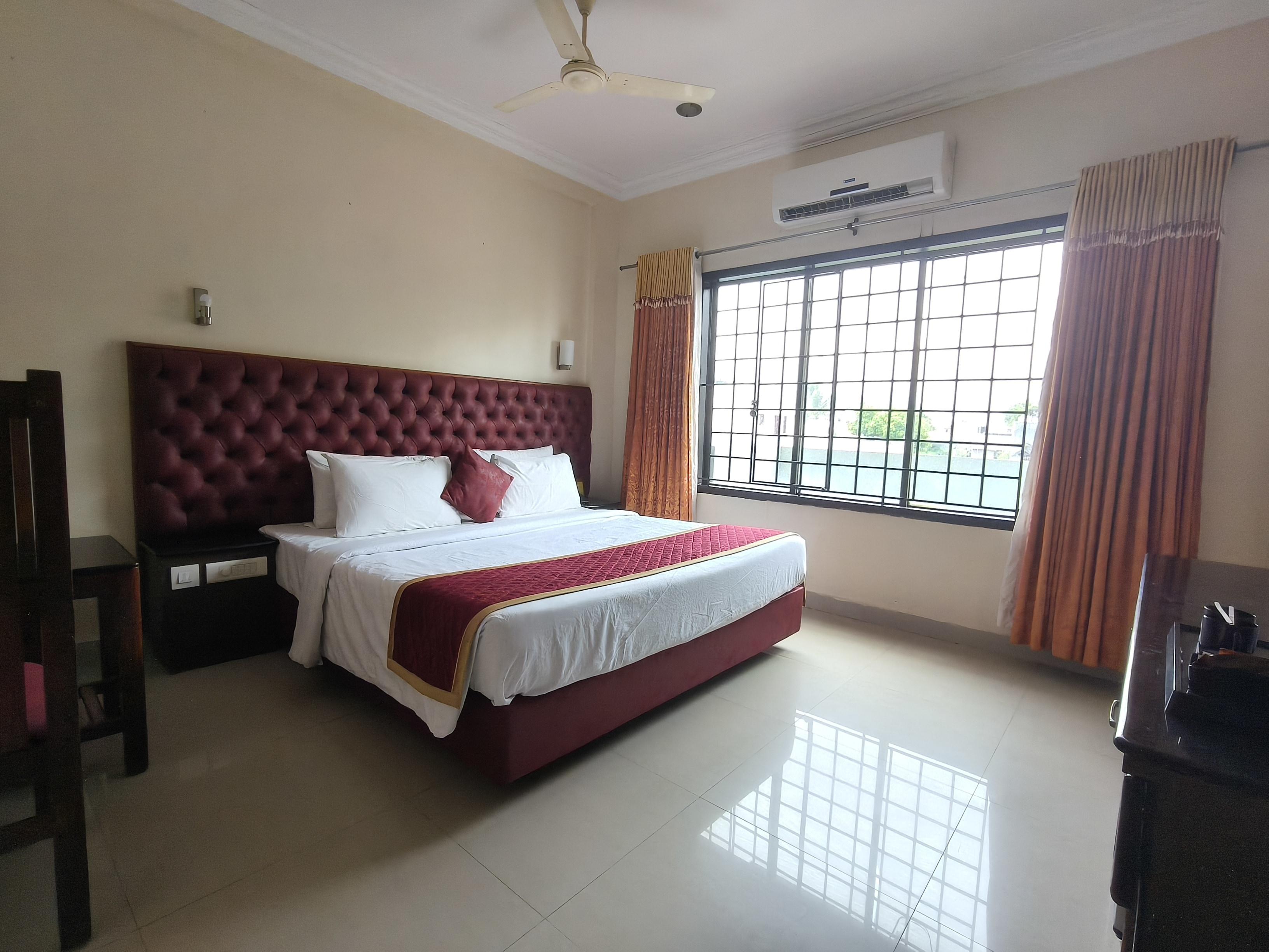 Hotel Sahana Castle - Tap to explore photos