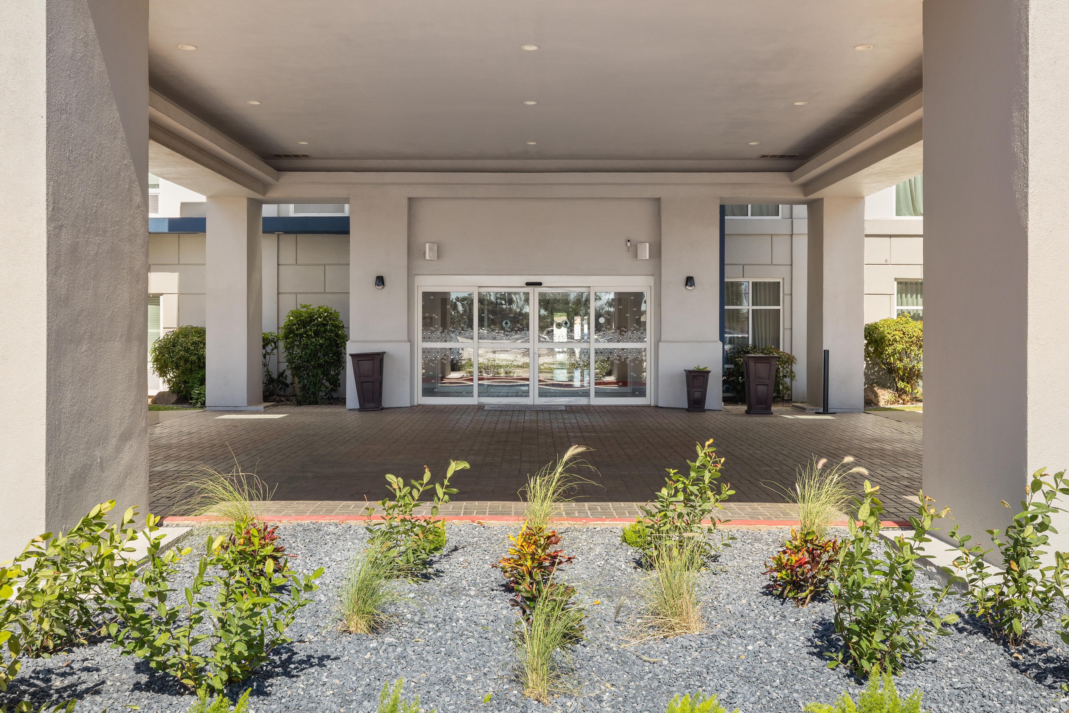 Hampton Inn & Suites by Hilton McAllen - Tap to explore photos