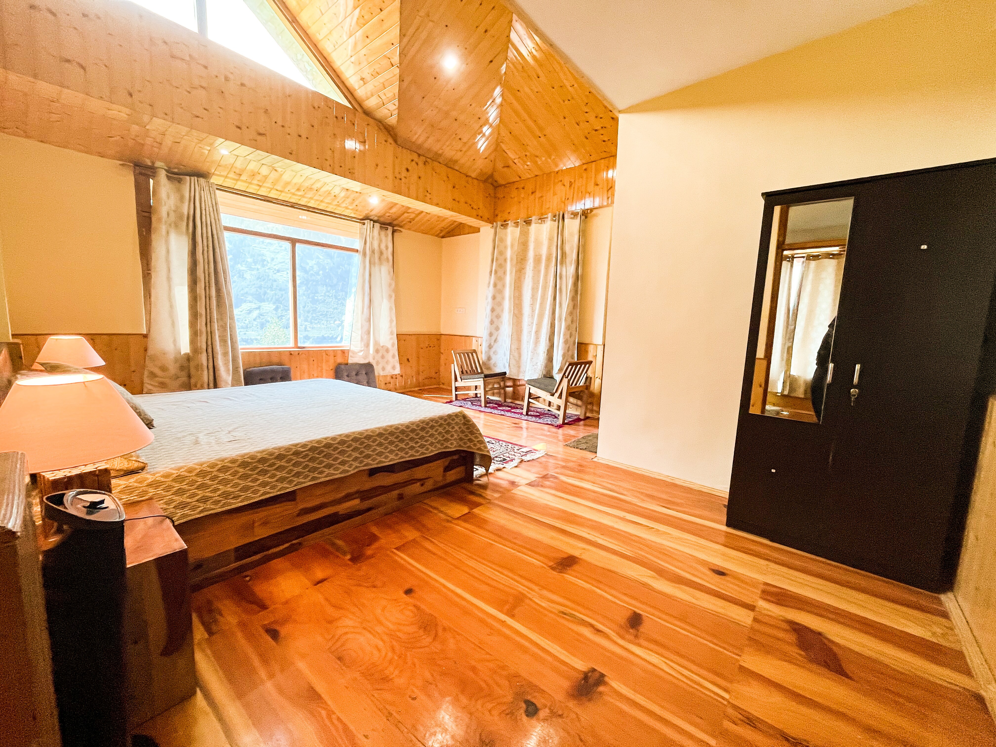 Applewoods Menage - Tap to explore photos