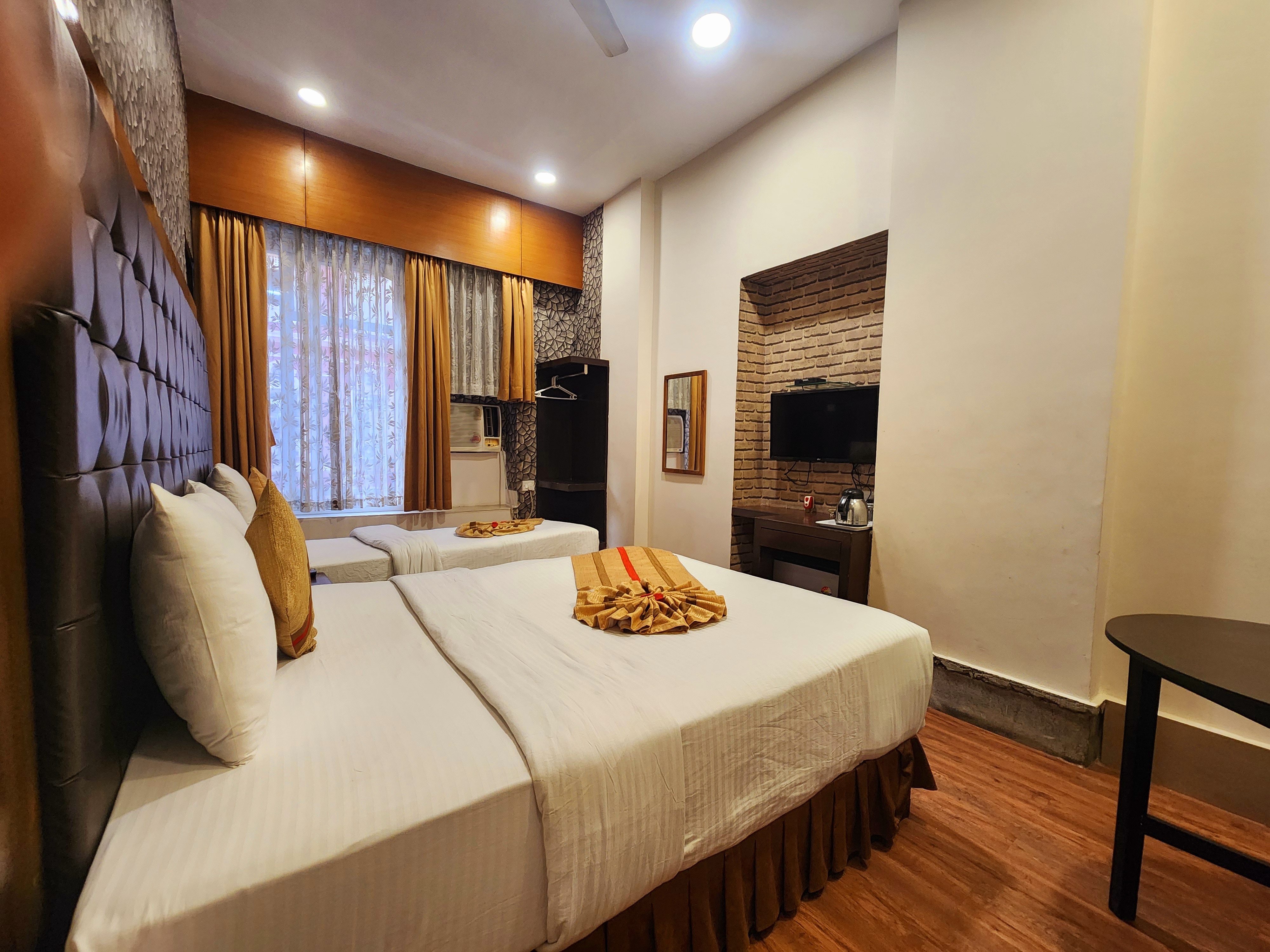 Hotel Raunak - Tap to explore photos