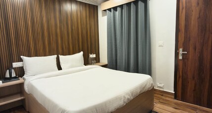 HOTEL PINEVIEW ESCAPES Room Type - Deluxe Queen Bed
