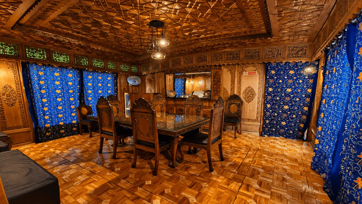 Houseboat Baktoo Premium Palace - Tap to explore photos