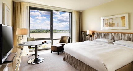 Hyatt Regency Mainz Room Type - 1 KING BED RIVER VIEW WITH CLUB ACCESS