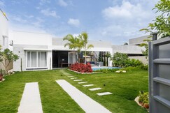 The Garden Stay by StayJade|Private Pool|Huge Lawn
