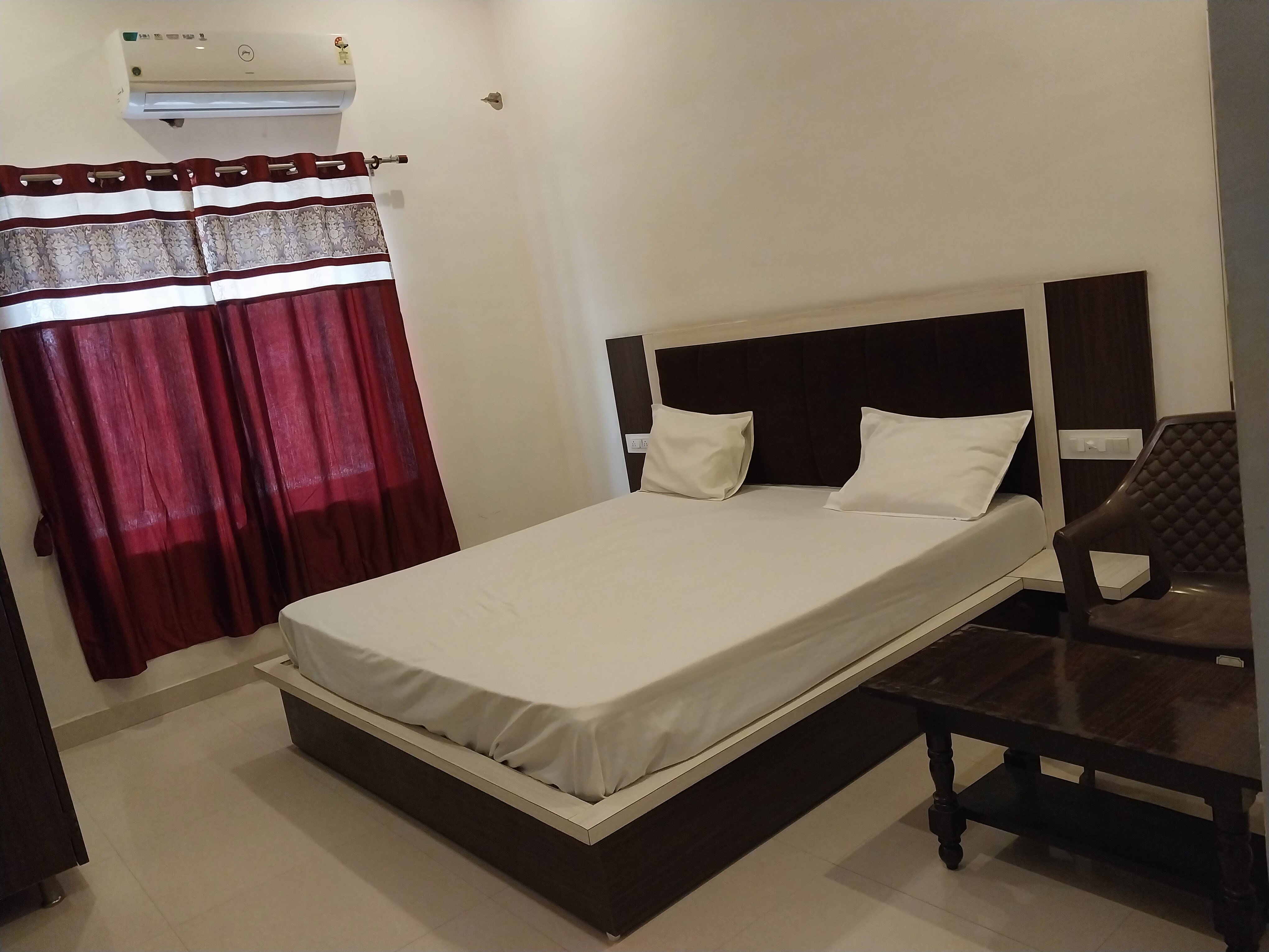 Royal Diamond - Tap to explore photos