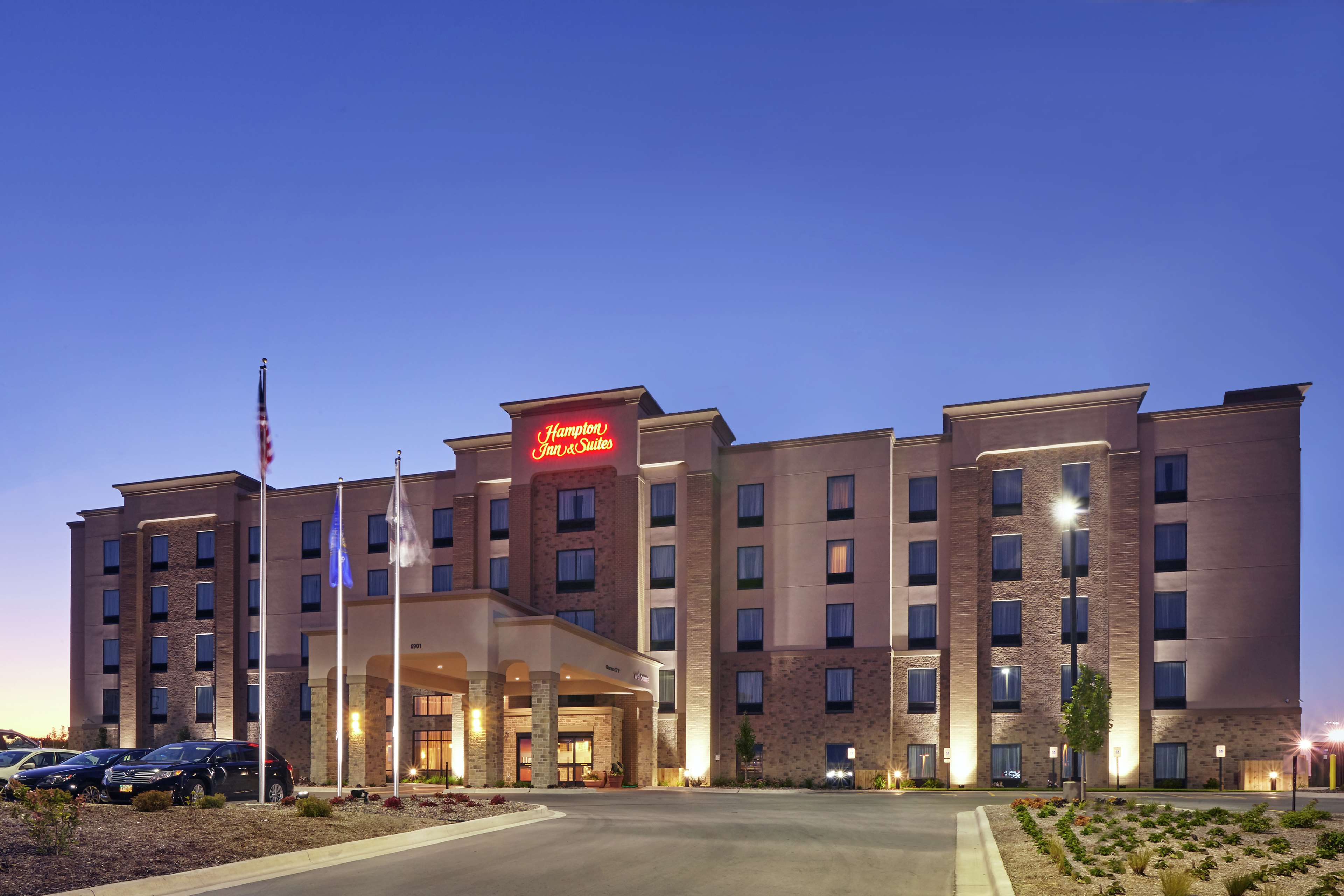 Hampton Inn & Suites by Hilton Milwaukee/Franklin - Tap to explore photos