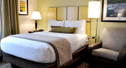 Candlewood Suites Sterling Room Type - 1 Queen Studio Suite Mobility Accessible Tub
