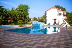 Walk to the beach 2bhk with shared pool Parking