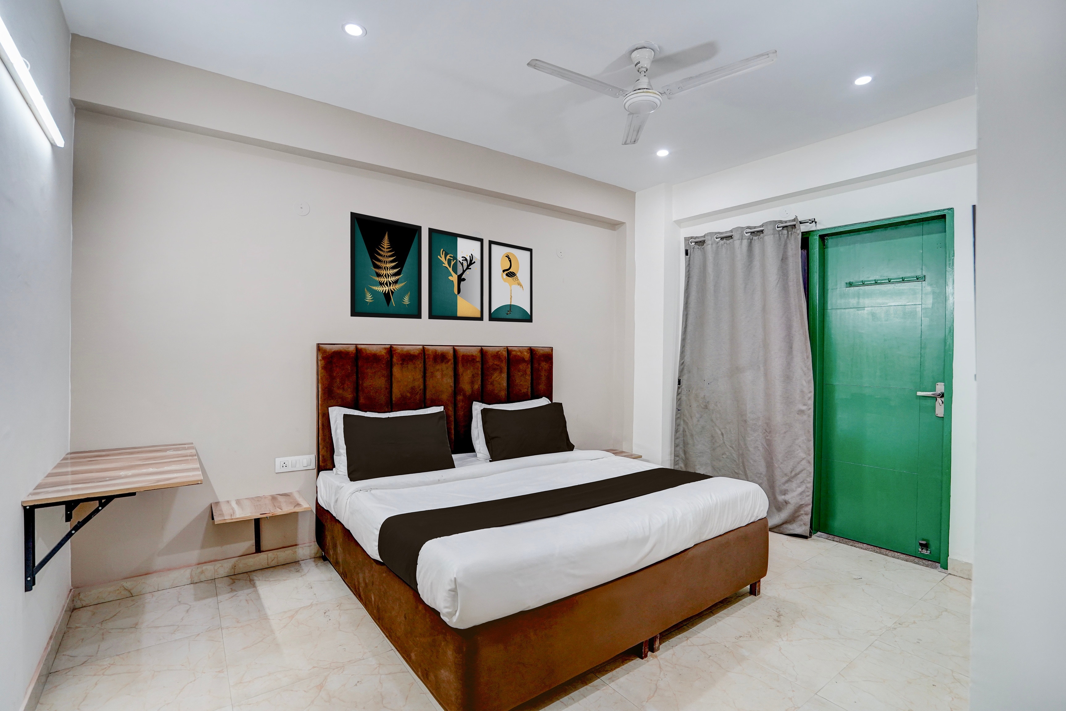 Townhouse DLF Phase-4 MG Road Cyber Hub - Tap to explore photos
