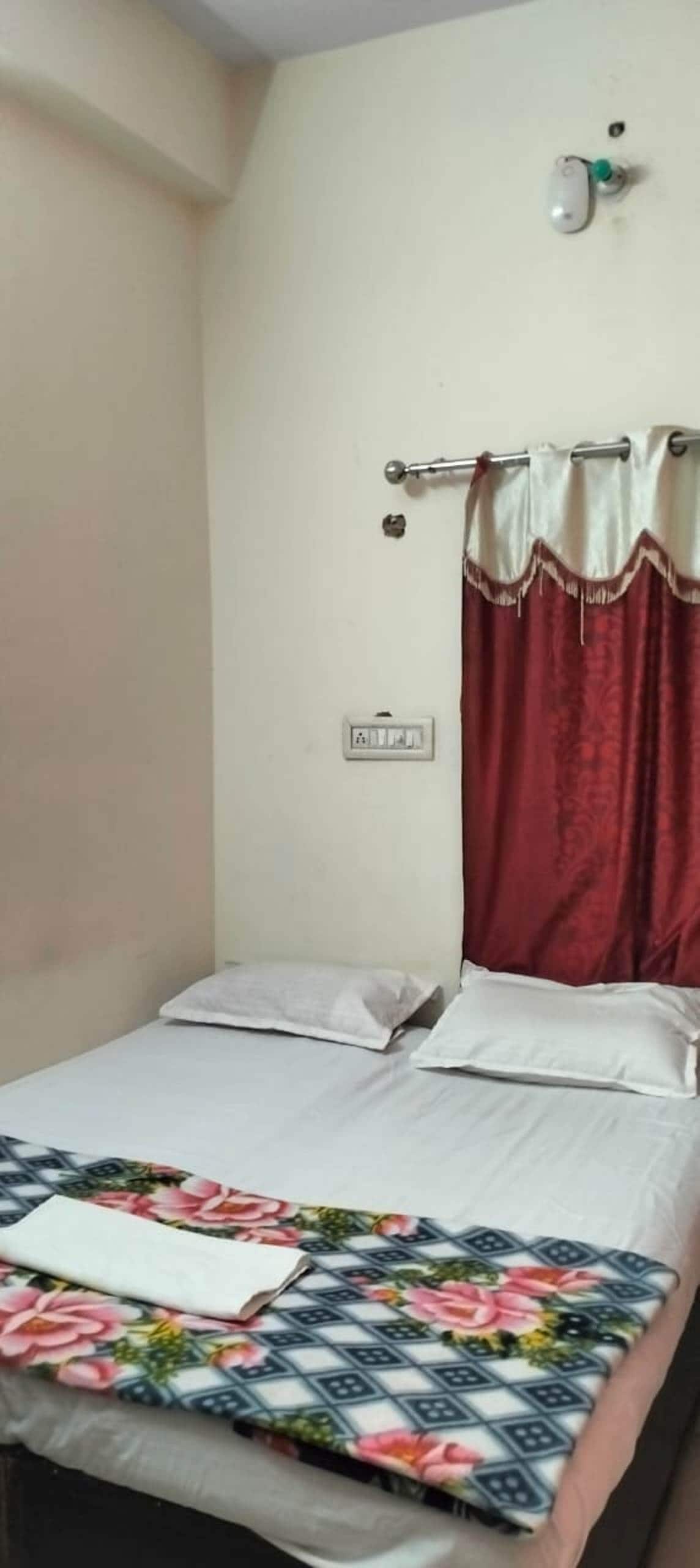 Hotel shiv shakti - Tap to explore photos