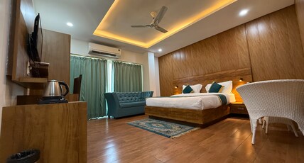 Hotel 7 Heaven Room Type - Club Room with Balcony and Working Desk