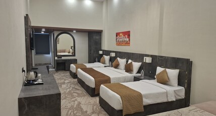 ShriGo Hotel Banaras Room Type - Luxury suite