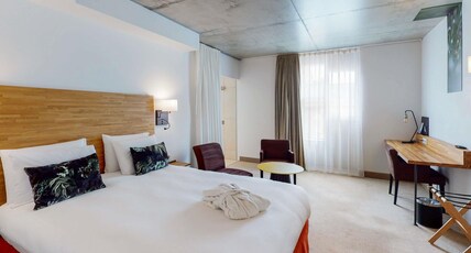 Mercure Poitiers Centre Room Type - Privilege Room with a double bed
