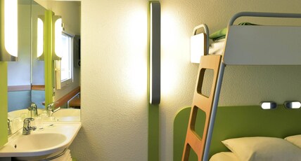 ibis budget Orl Room Type - TRIPLE - Room with a large bed and a bunk bed
