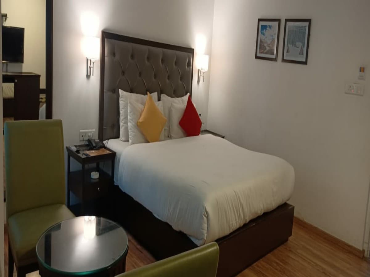 Hotel Metropolis Nearby Dal Lake - Tap to explore photos