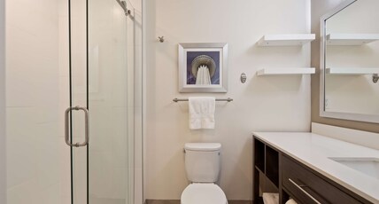 Best Western Plus Roland Inn & Suites Room Type - 1 King Bed, Non-Smoking, Oversized Room, Microwave And Refrigerator, Wi-Fi, Shower Only, Full Breakf